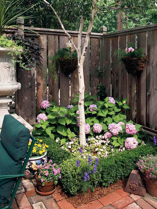 Garden fence - practical and aesthetic applications