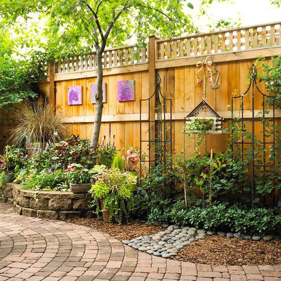 Garden fence - practical and aesthetic applications