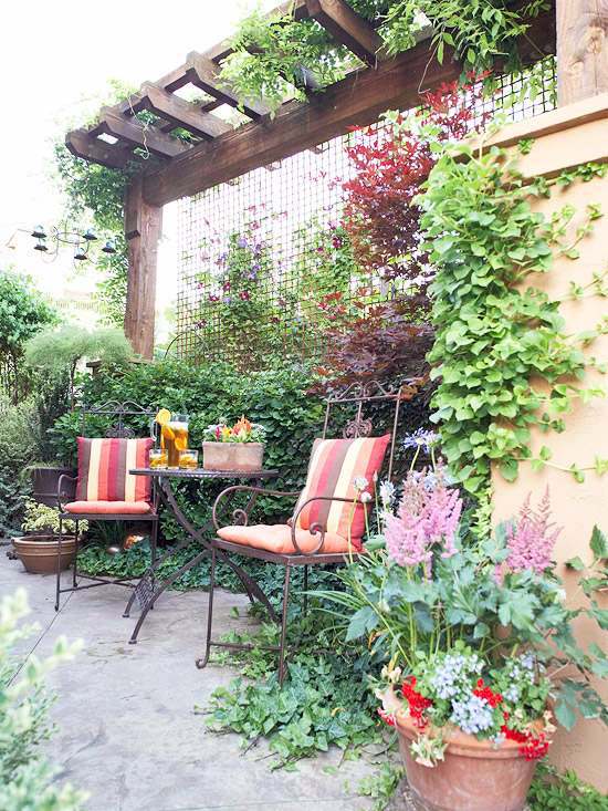 Garden fence - practical and aesthetic applications