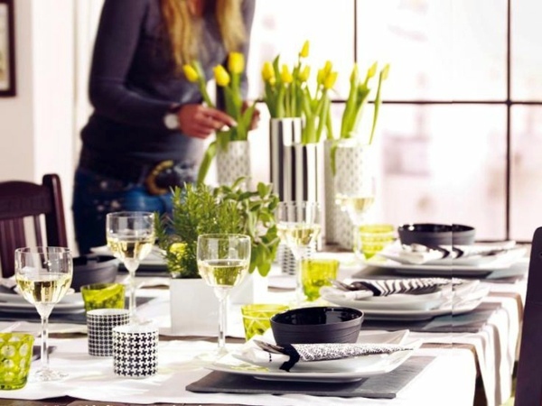 Table decoration in green and yellow colors for a festive mood