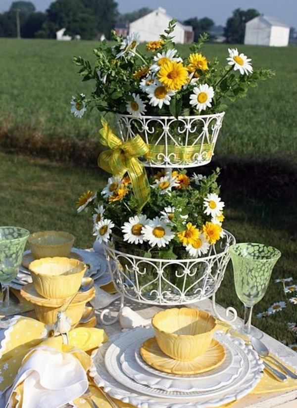 Table decoration in green and yellow colors for a festive mood