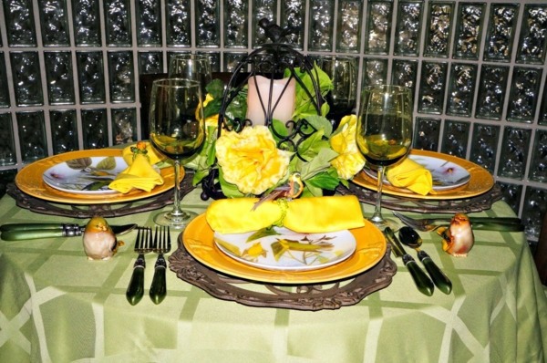 Table decoration in green and yellow colors for a festive mood