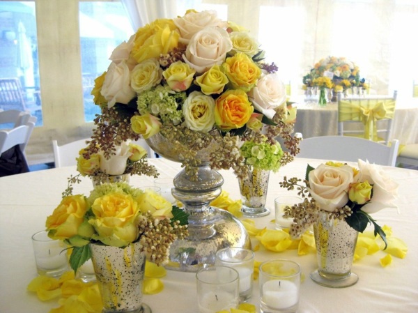 Table decoration in green and yellow colors for a festive mood Table decoration in green and yellow colors for a festive mood