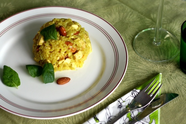 Table decoration in green and yellow colors for a festive mood