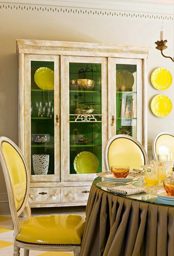 Table decoration in green and yellow colors for a festive mood