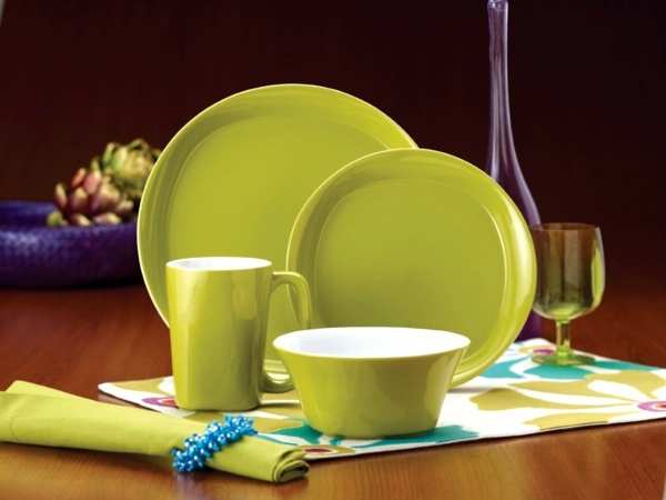 Table decoration in green and yellow colors for a festive mood