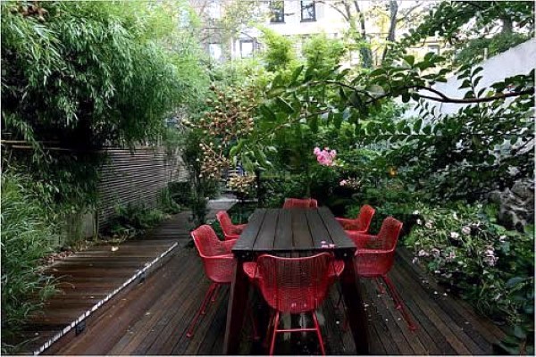 Small town garden decorating ideas and pictures