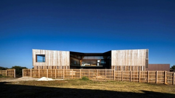 Modern residence with interior design from wood offers inviting lushness Modern residence with interior design from wood offers inviting lushness