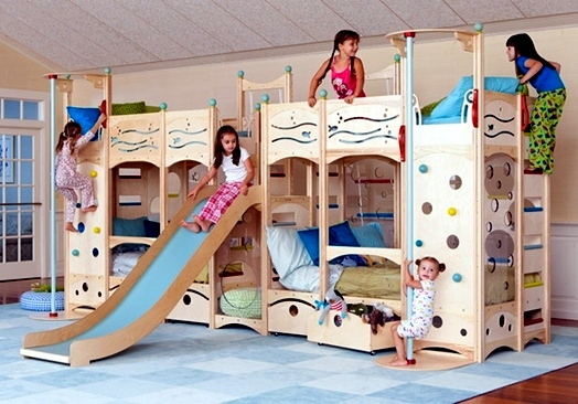 Children's room design – cool play beds for toddlers made of natural wood