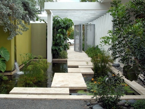 Creating a koi pond in the garden - typical extra for the Asian and tropical-inspired ambiance Garden & Plants