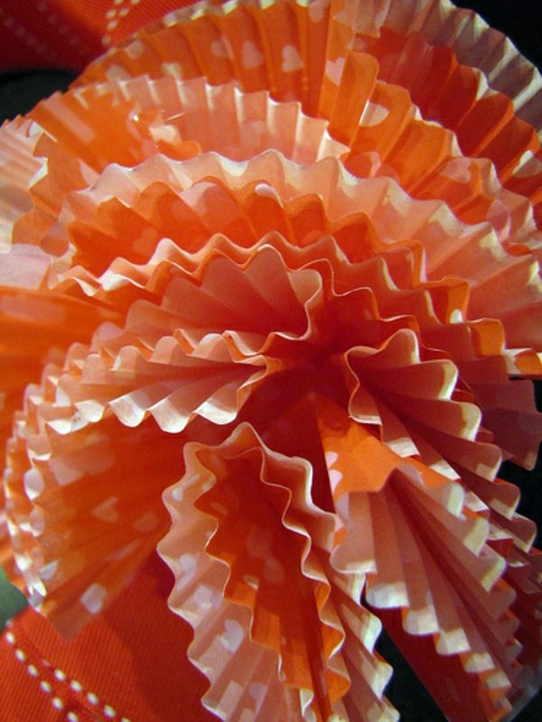 Make cupcake paper Valentine's Day Wreath itself Make cupcake paper Valentine's Day Wreath itself