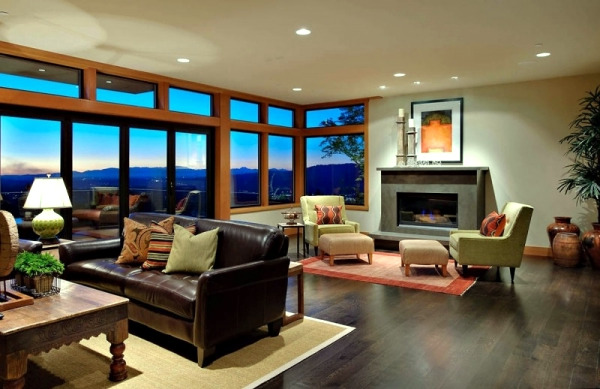 Spacious home with large windows offers a quiet atmosphere Spacious home with large windows offers a quiet atmosphere