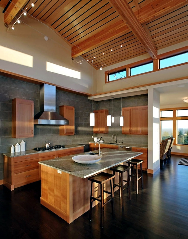 Spacious home with large windows offers a quiet atmosphere Spacious home with large windows offers a quiet atmosphere