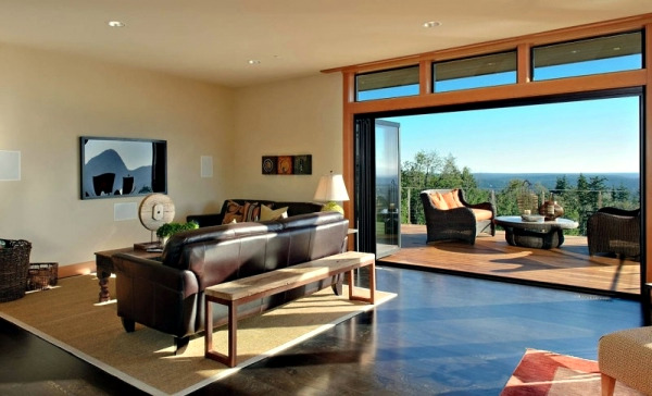 Spacious home with large windows offers a quiet atmosphere Spacious home with large windows offers a quiet atmosphere