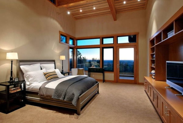 Spacious home with large windows offers a quiet atmosphere Spacious home with large windows offers a quiet atmosphere