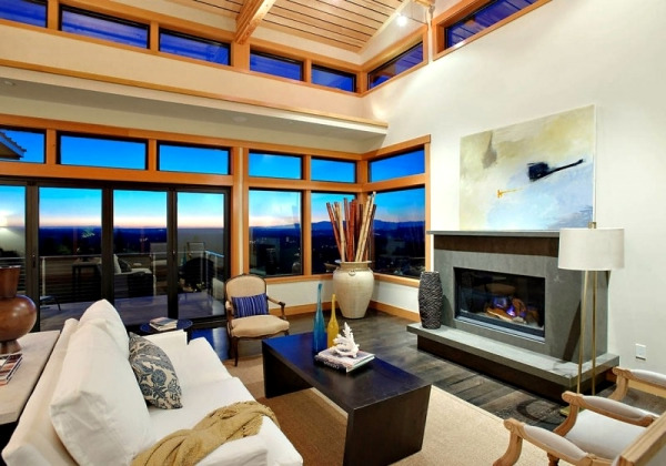 Spacious home with large windows offers a quiet atmosphere Spacious home with large windows offers a quiet atmosphere