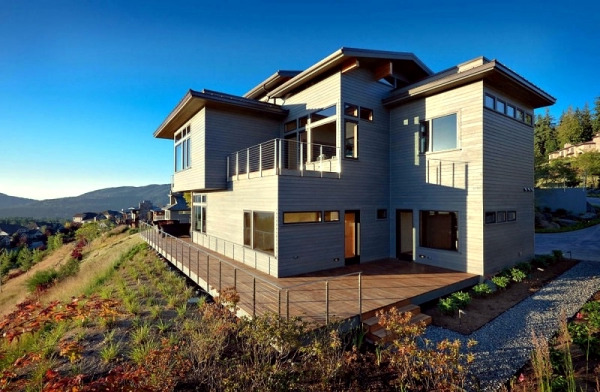 Spacious home with large windows offers a quiet atmosphere Spacious home with large windows offers a quiet atmosphere