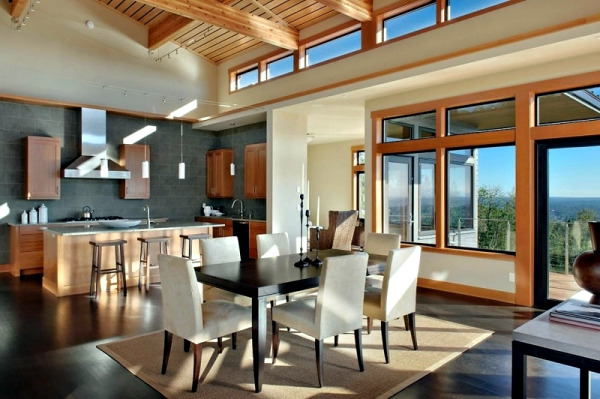 Spacious home with large windows offers a quiet atmosphere Spacious home with large windows offers a quiet atmosphere