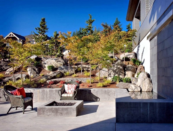 Spacious home with large windows offers a quiet atmosphere Spacious home with large windows offers a quiet atmosphere