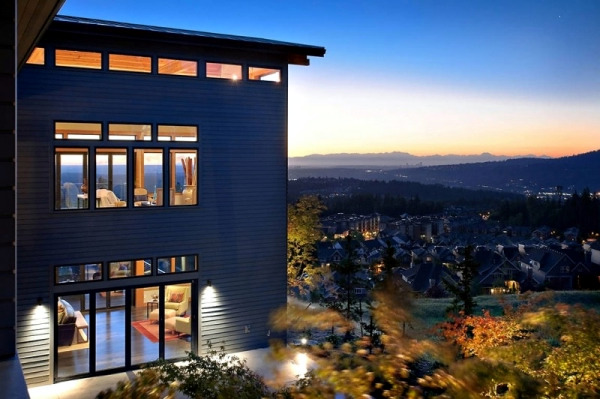 Spacious home with large windows offers a quiet atmosphere Spacious home with large windows offers a quiet atmosphere
