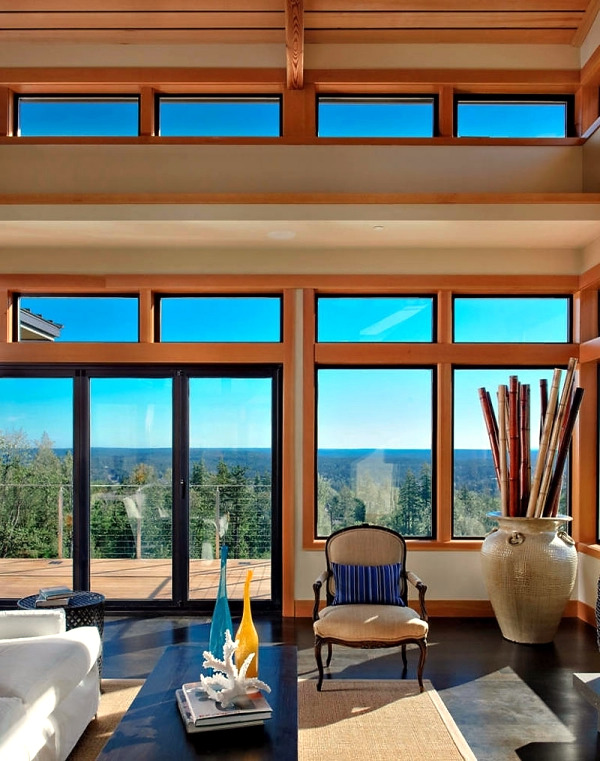Spacious home with large windows offers a quiet atmosphere Spacious home with large windows offers a quiet atmosphere