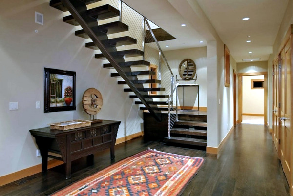 Spacious home with large windows offers a quiet atmosphere Spacious home with large windows offers a quiet atmosphere