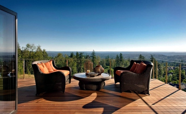 Spacious home with large windows offers a quiet atmosphere Spacious home with large windows offers a quiet atmosphere