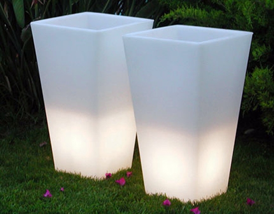 Fresh cool in summer garden decoration - Enjoy the sun rays