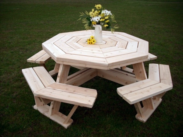 Dining table with bench in Euro pallets - practical dining table for outdoor use