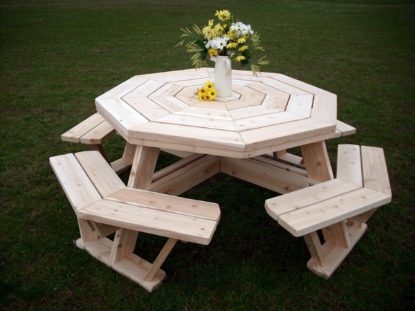 Dining table with bench in Euro pallets - practical dining table for outdoor use Dining table with bench in Euro pallets - practical dining table for outdoor use