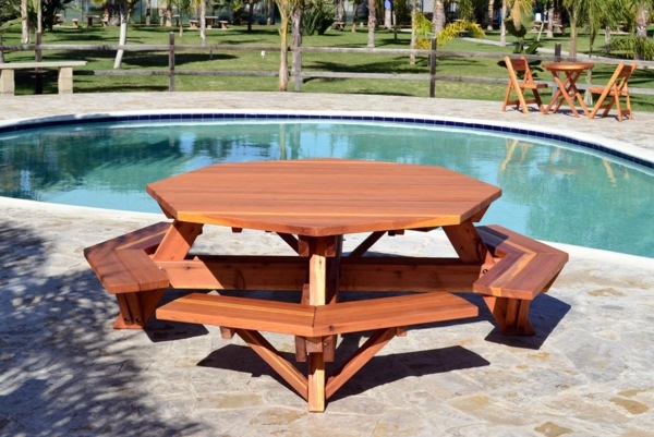 Dining table with bench in Euro pallets - practical dining table for outdoor use Dining table with bench in Euro pallets - practical dining table for outdoor use