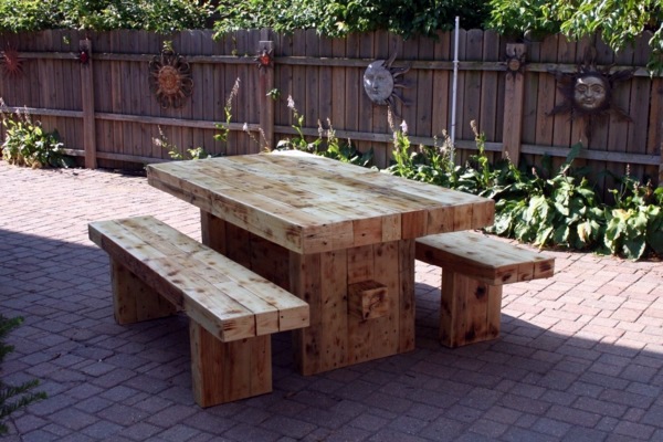 Dining table with bench in Euro pallets - practical dining table for outdoor use