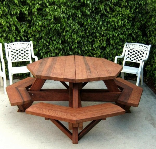 Dining table with bench in Euro pallets - practical dining table for outdoor use Dining table with bench in Euro pallets - practical dining table for outdoor use