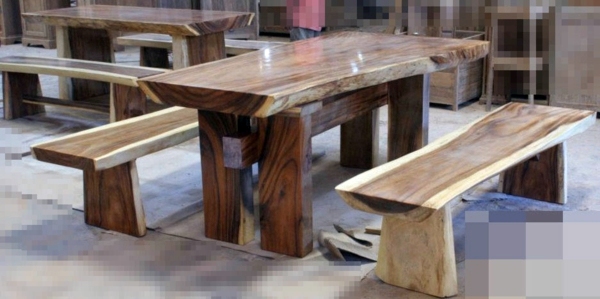 Dining table with bench in Euro pallets - practical dining table for outdoor use Dining table with bench in Euro pallets - practical dining table for outdoor use