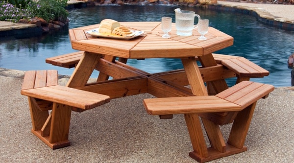 Dining table with bench in Euro pallets - practical dining table for outdoor use Dining table with bench in Euro pallets - practical dining table for outdoor use