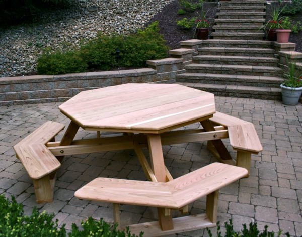 Dining table with bench in Euro pallets - practical dining table for outdoor use Dining table with bench in Euro pallets - practical dining table for outdoor use