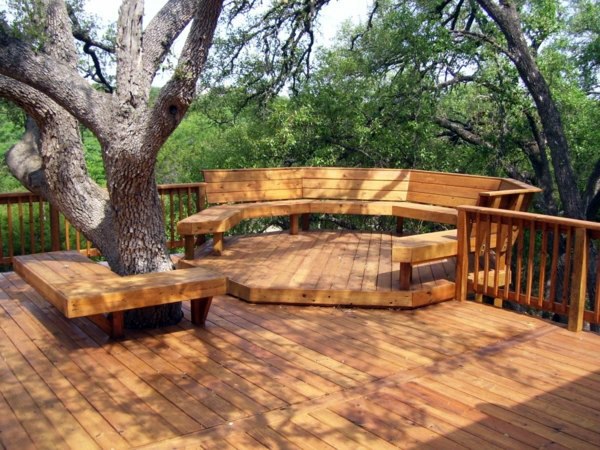 Dining table with bench in Euro pallets - practical dining table for outdoor use Dining table with bench in Euro pallets - practical dining table for outdoor use