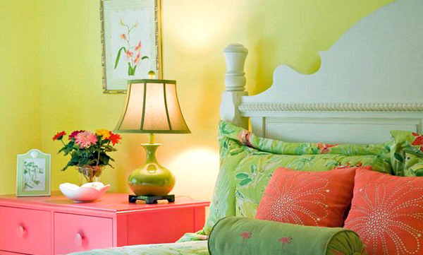 Wall colors in the bedroom, jump immediately apparent