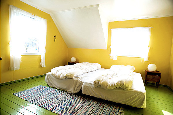 Wall colors in the bedroom, jump immediately apparent