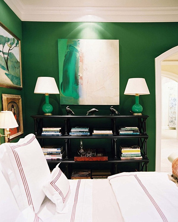 Wall colors in the bedroom, jump immediately apparent