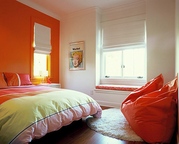 Wall colors in the bedroom, jump immediately apparent
