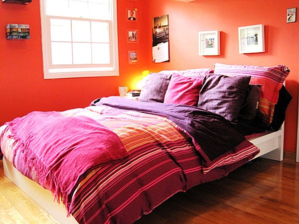 Wall colors in the bedroom, jump immediately apparent