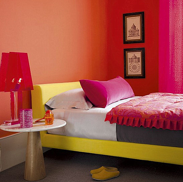 Wall colors in the bedroom, jump immediately apparent