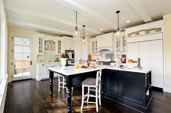 Black kitchen furniture and fancy details for your inspiration