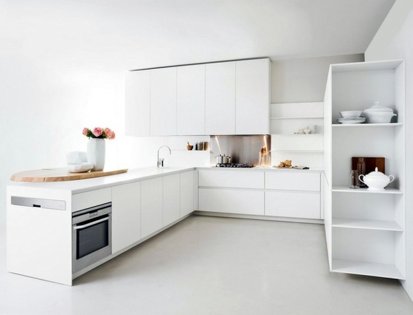 Minimalistic white kitchen with a dining area - by Elmar Studio