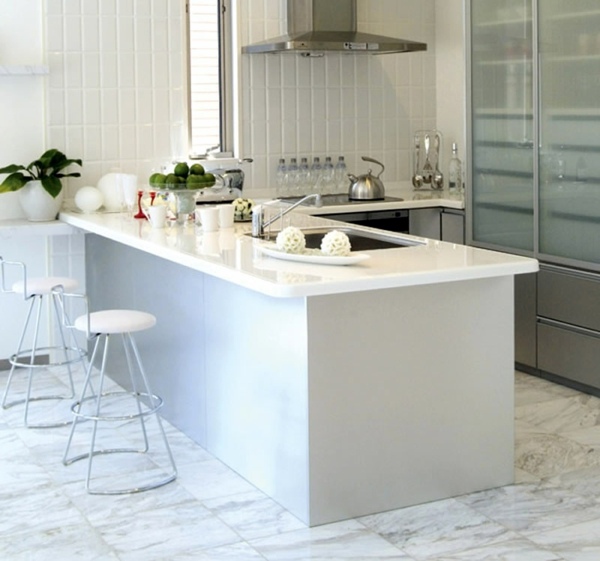 Minimalistic white kitchen with a dining area - by Elmar Studio