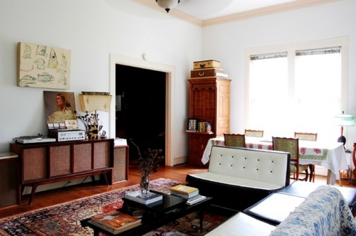 Old house with unusual interior - creativity and color play in an old apartment in Mississippi