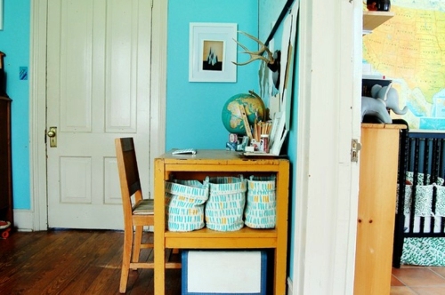 Old house with unusual interior - creativity and color play in an old apartment in Mississippi