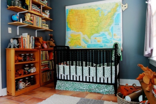 Old house with unusual interior - creativity and color play in an old apartment in Mississippi