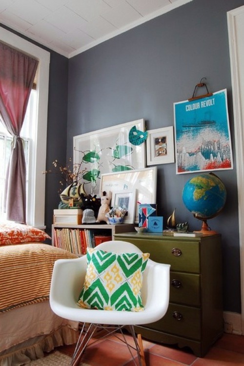 Old house with unusual interior - creativity and color play in an old apartment in Mississippi